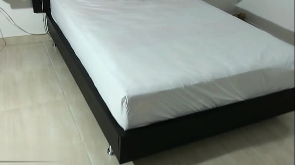 Despierto a mi hermanastra con una enorme polla en su apretado coño y le doy de comer semen