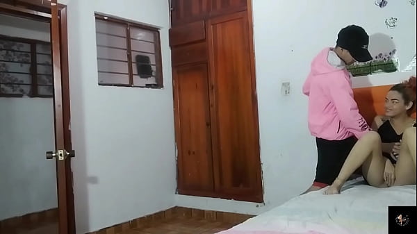Me follo a mi hermanastra mientras espera a su novio – PORNO EN ESPAÑOL
