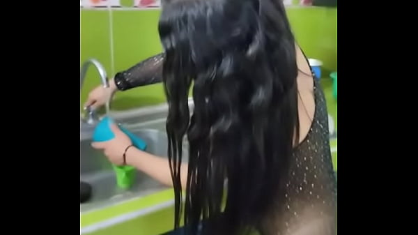 Me follo a mi hermanastra mientras lava los platos