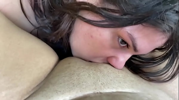 mientras tomaba el sol mi hermanastra me chupa mi apretado y hermoso coño
